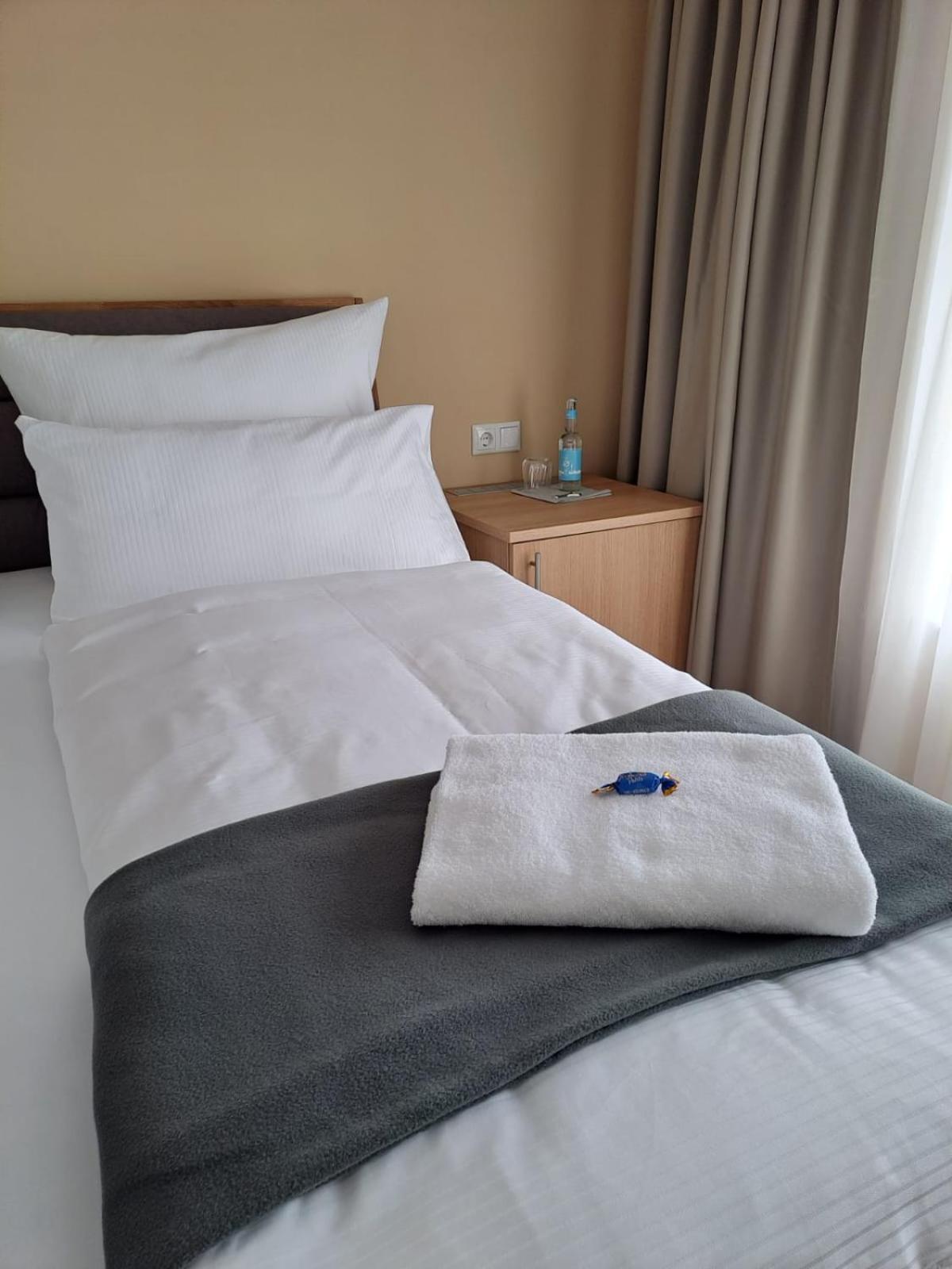 Hotel Rhin Inn Fehrbellin Екстериор снимка